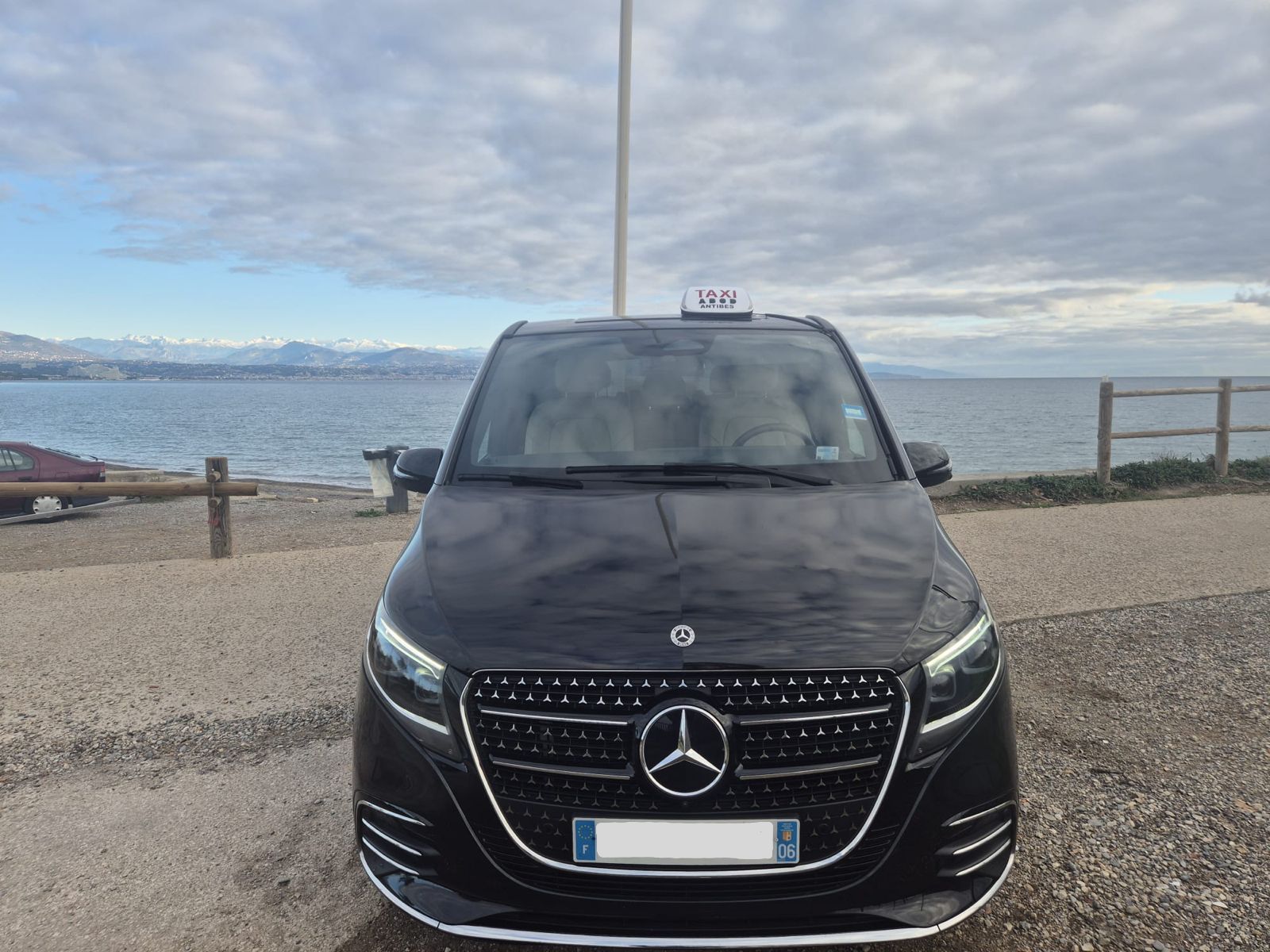 Taxi vs VTC vs Bus à Antibes : Quel Transport Choisir en 2025 ?