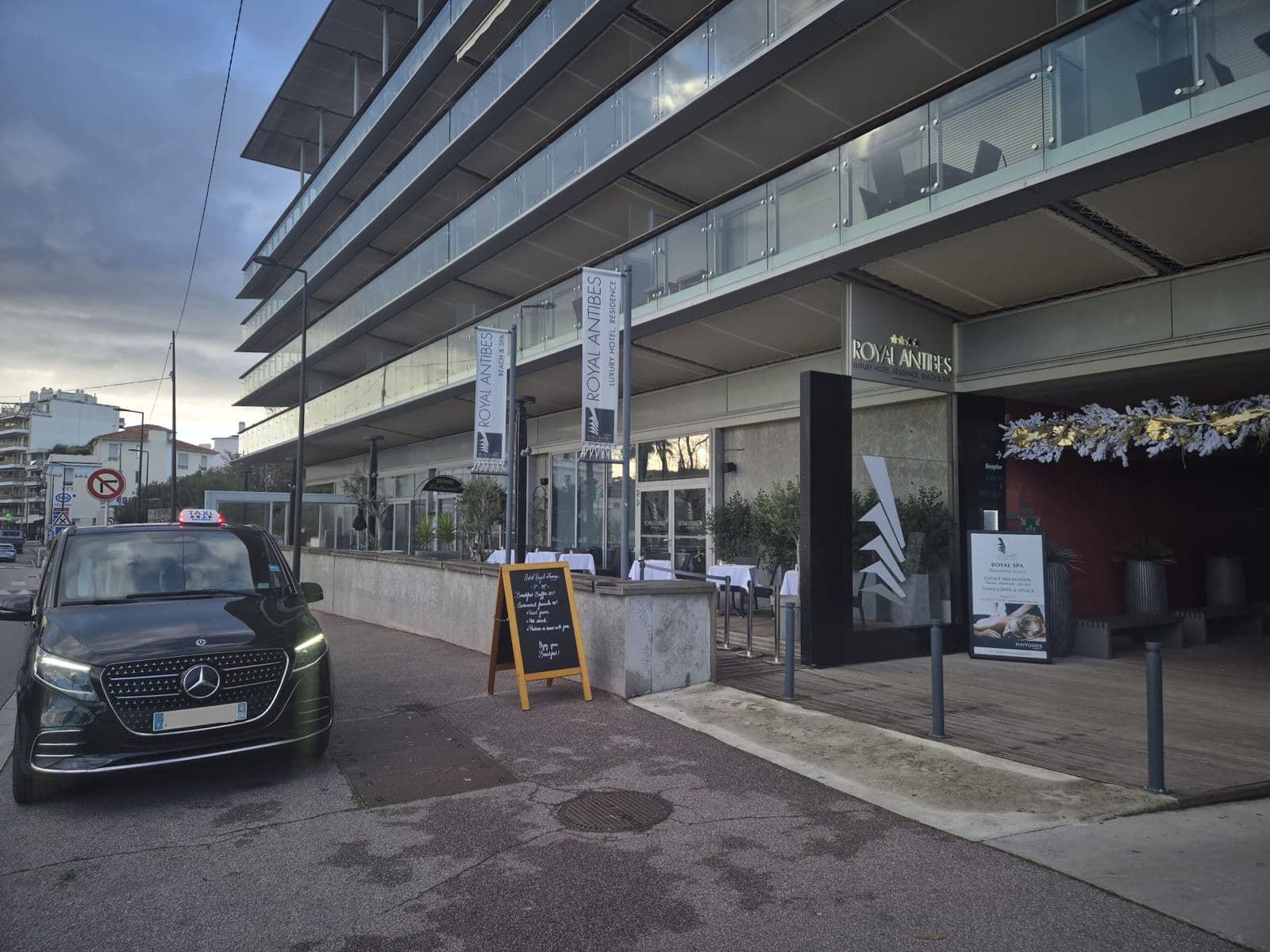 Taxi Antibes Centre-Ville : Transferts & Courses Locales 24h/24 – Guide Complet 2026