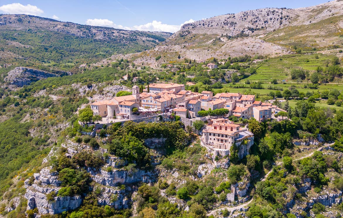 Les 5 plus beaux villages à visiter autour d'Antibes en 2025 (avec distances & parcours)