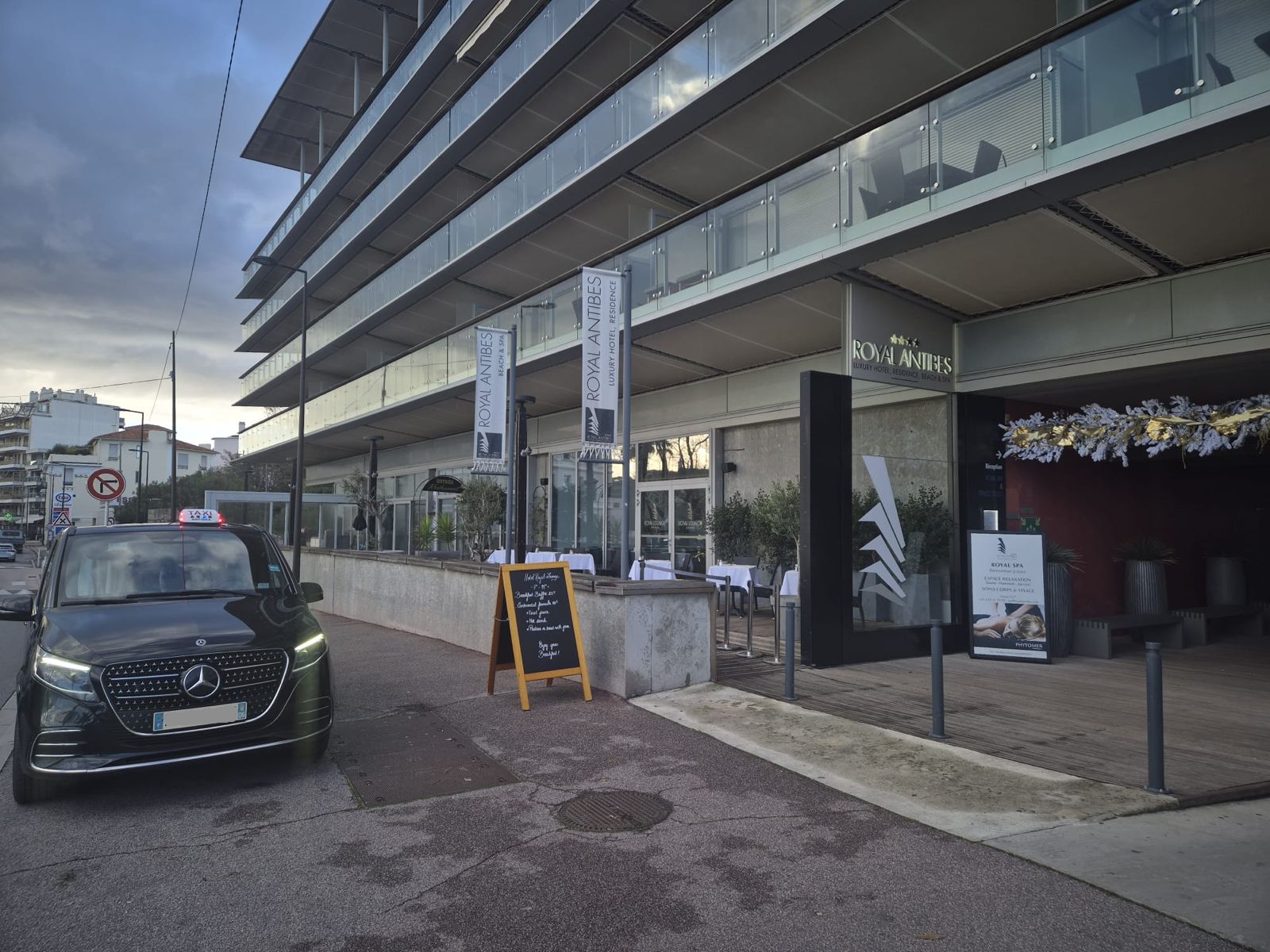 Taxi Antibes Centre-Ville : Transferts & Courses Locales 24h/24 – Guide Complet 2026