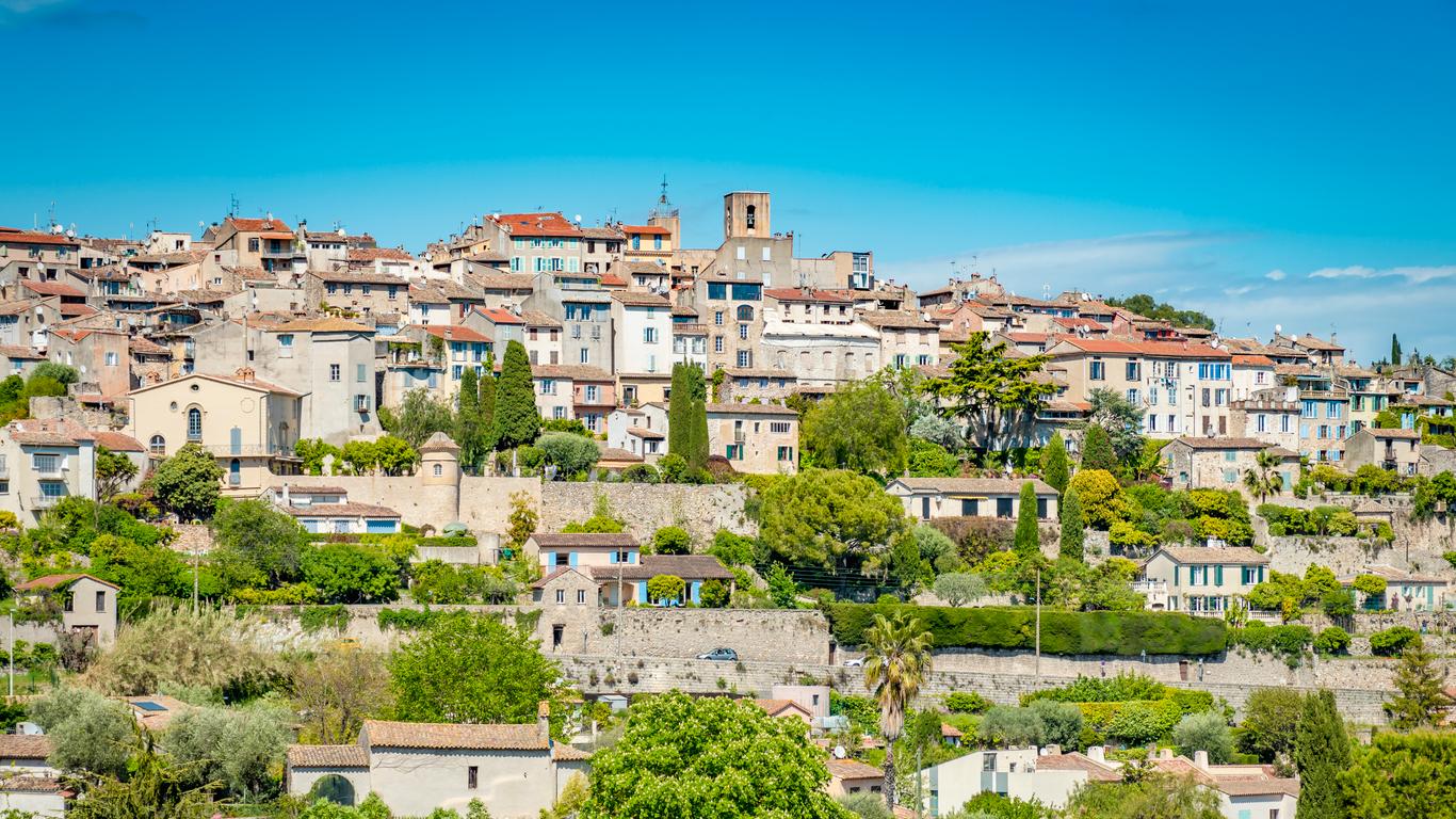 Biot village provençal avec ruelles fleuries