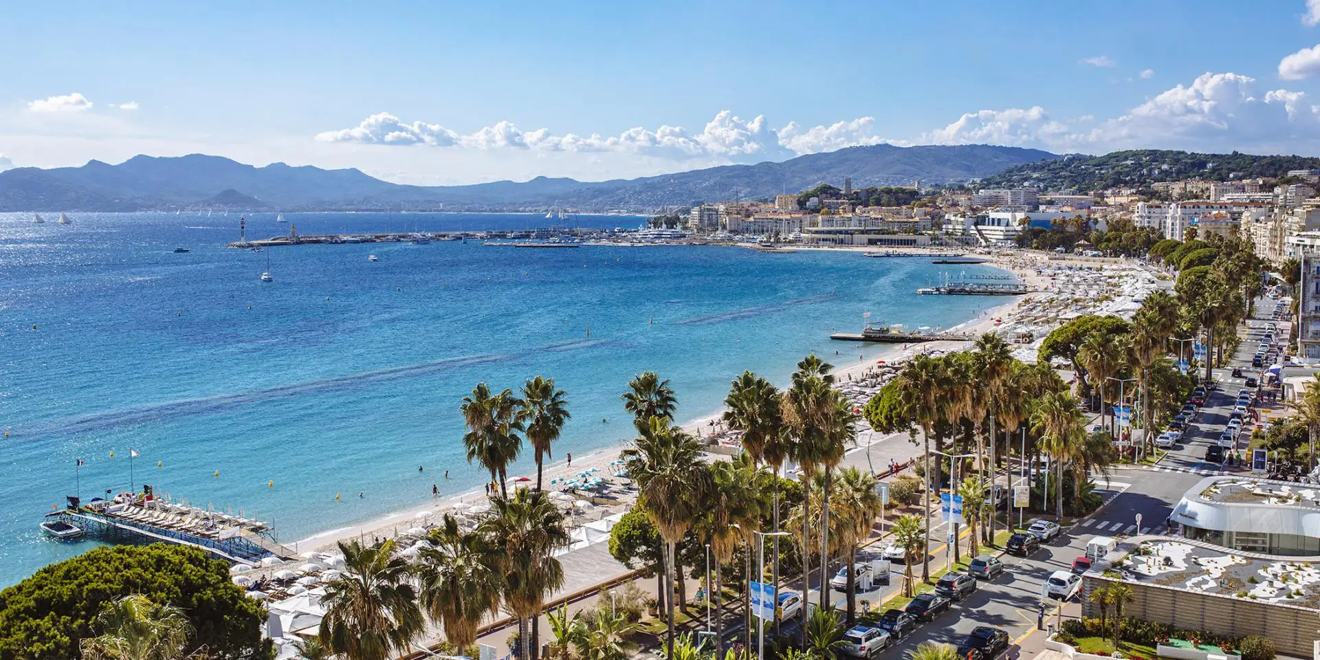 La Croisette de Cannes avec ses plages privées et hôtels de luxe