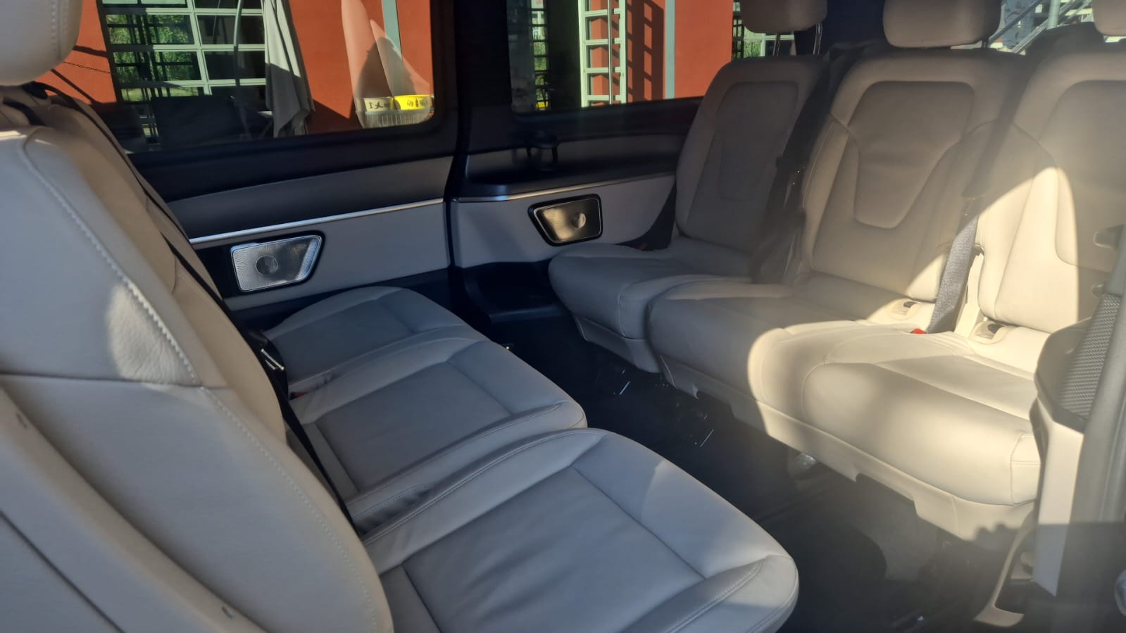 Intérieur confortable d'un taxi premium vers Monaco