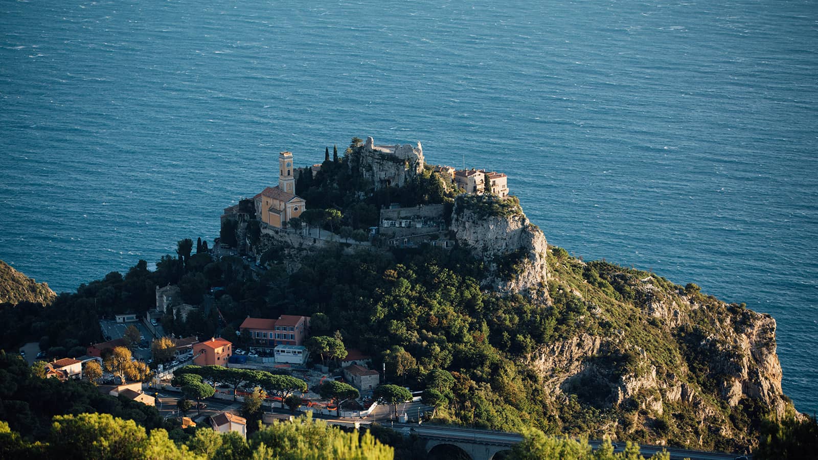Èze village perché médiéval avec vue sur la mer
