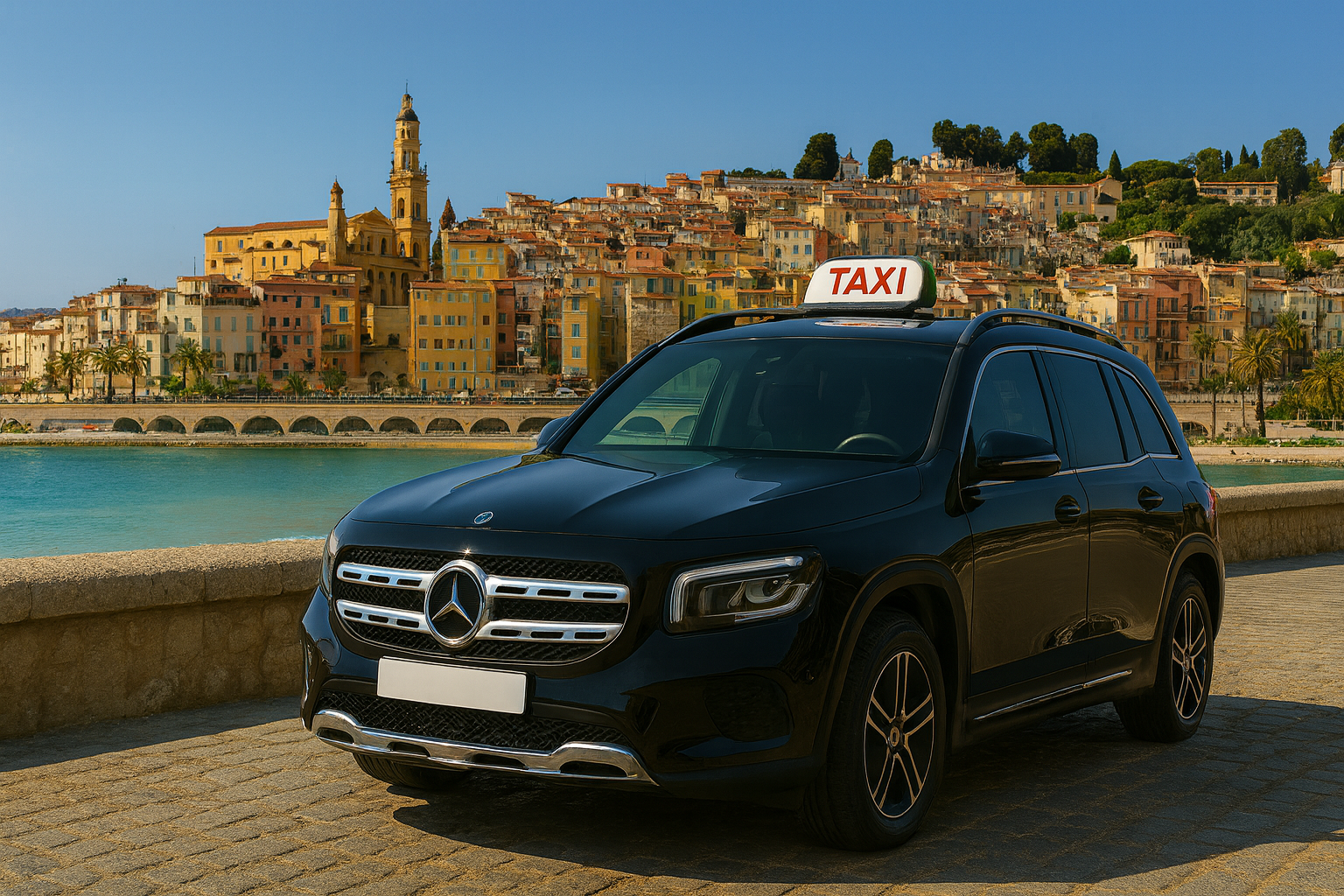 Vue panoramique de la vieille ville de Menton avec ses façades colorées pastel