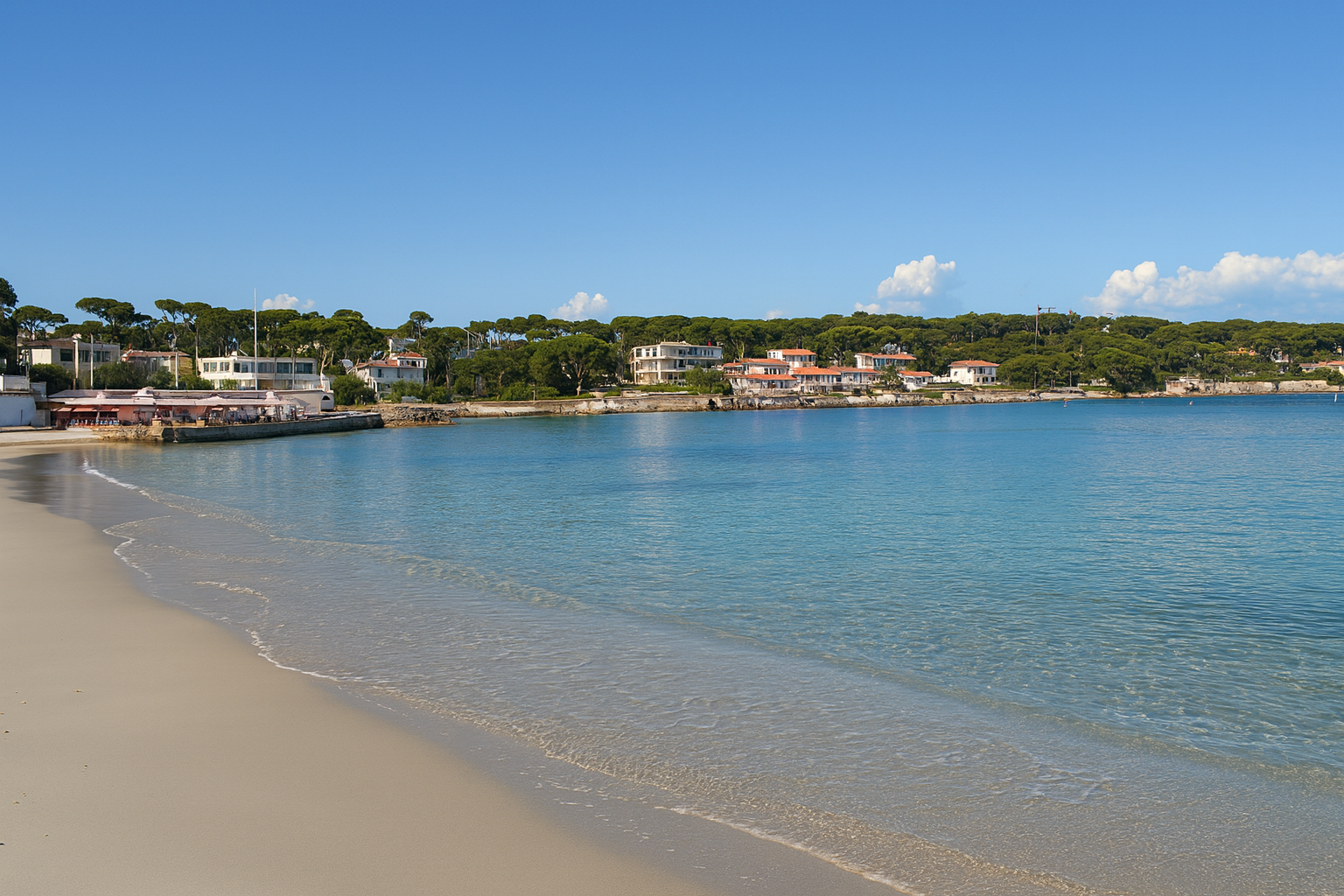 Plage de la Garoupe Antibes avec eau turquoise et vue panoramique, décor de carte postale