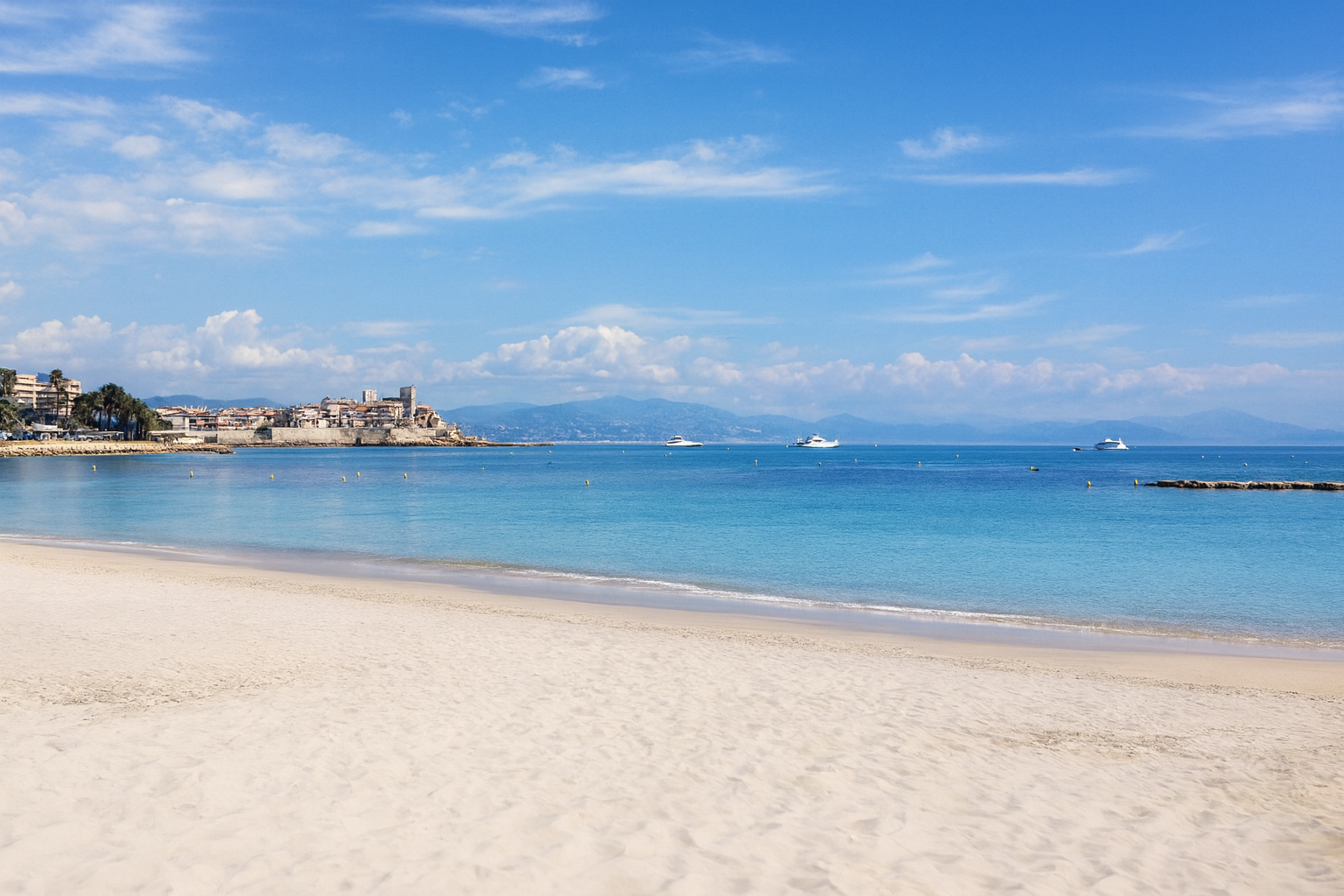 Plage du Ponteil Antibes avec vue sur le Fort Carré, eau calme idéale pour les enfants