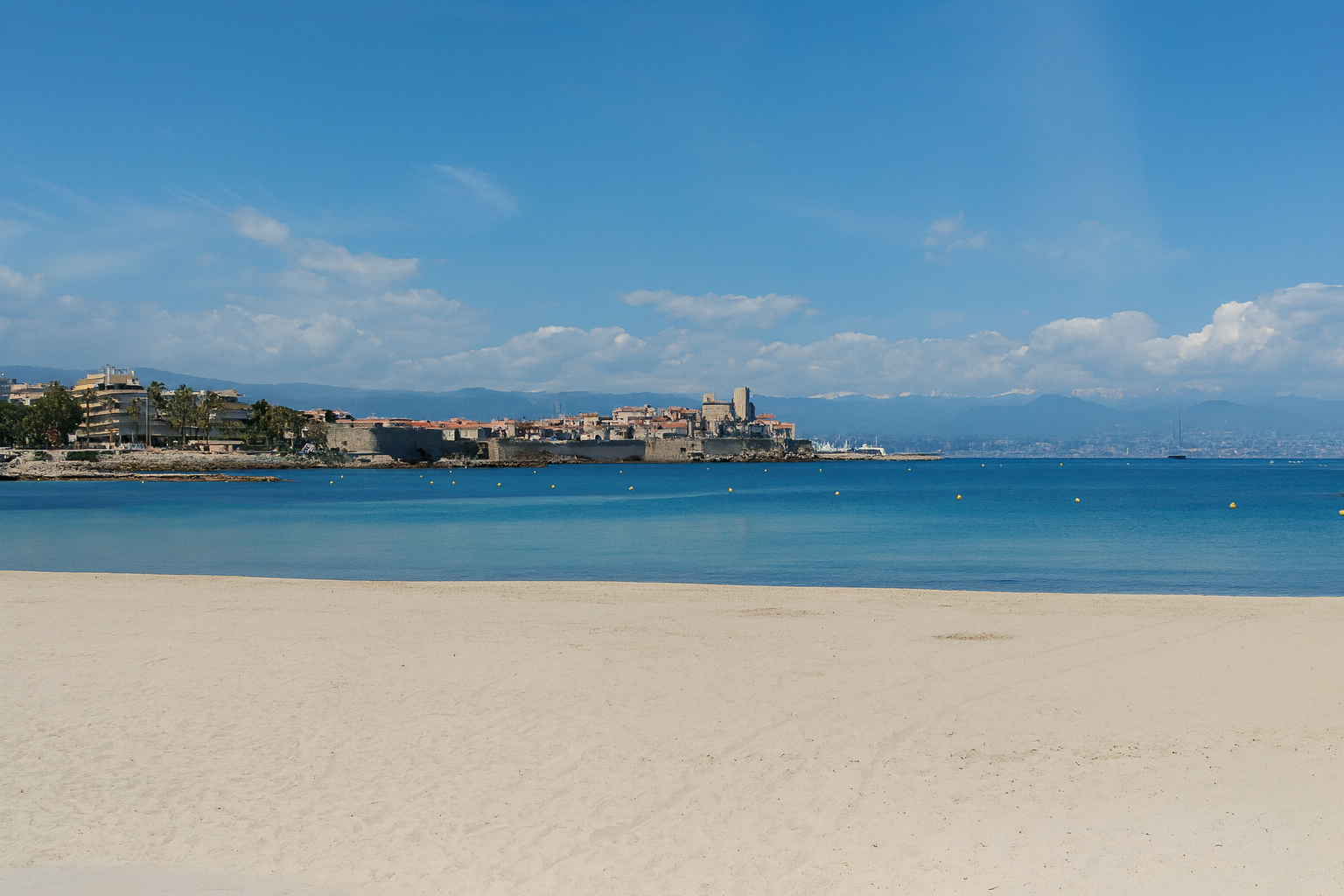 Plage de la Salis Antibes avec eau peu profonde et sable fin, idéale pour les familles