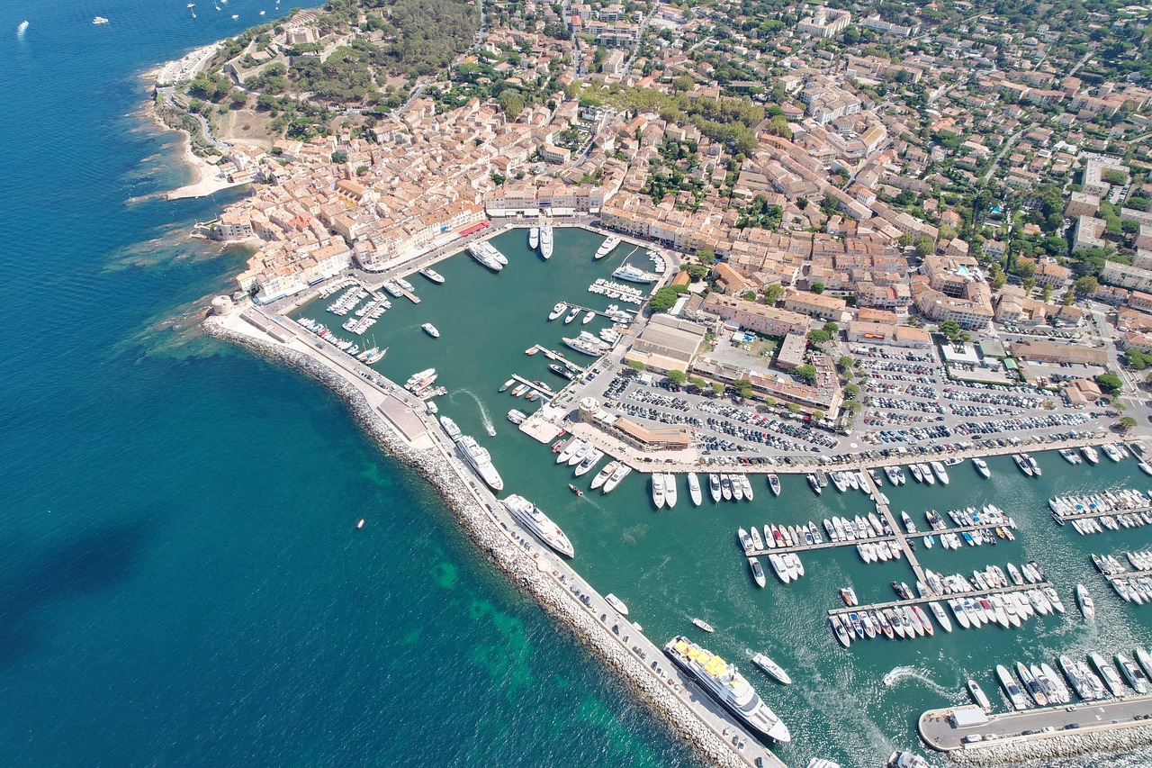 Vue panoramique du port de Saint-Tropez avec yachts de prestige