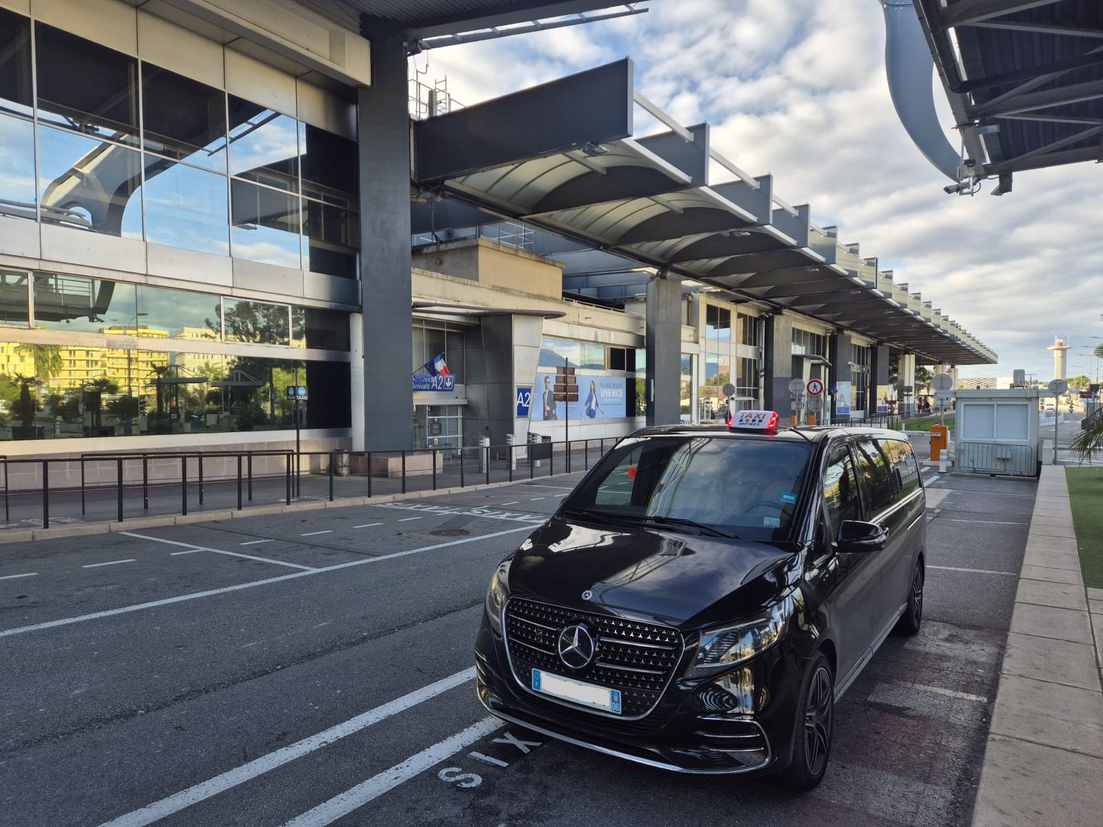 Transfert aéroport Nice depuis Antibes : comparaison taxi, VTC et bus