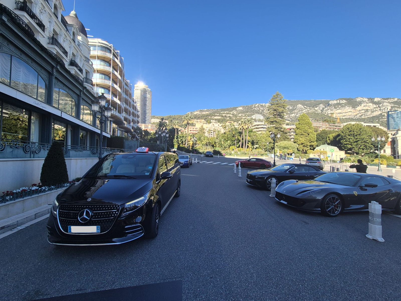 Vue centre de Monaco - Principauté de Monaco avec ses hôtels de luxe et la Méditerranée