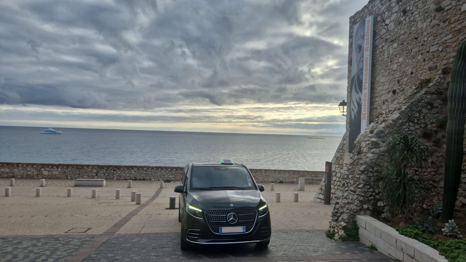 Vieil Antibes : ruelles pittoresques du centre historique avec remparts et architecture médiévale