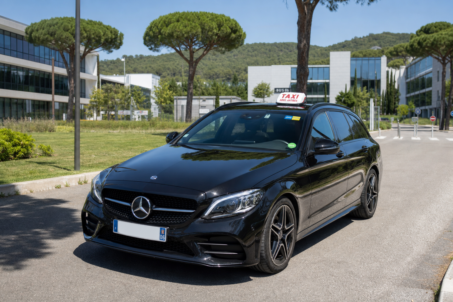 Taxi Antibes devant les bureaux de Sophia Antipolis, technopole de la Côte d'Azur