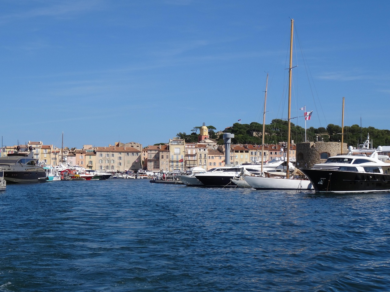 Le port de Saint-Tropez avec ses yachts de prestige et ses cafés